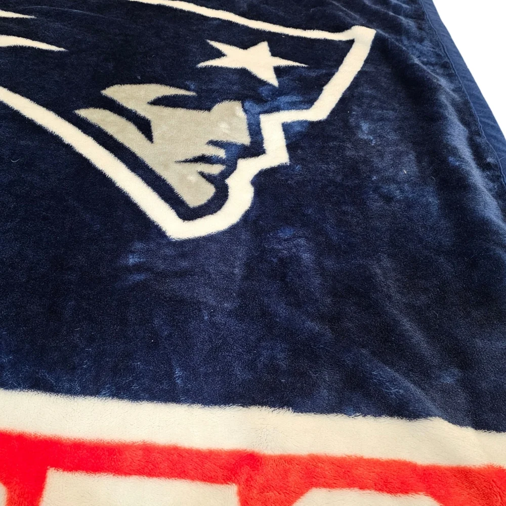 Northwest NFL New England Patriots Unisex-Adult Raschel Throw Blanket, 60